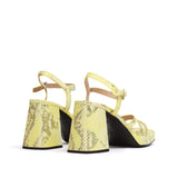 Limonkowe sandały Wonders na szerokim obcasie, widok z tyłu.