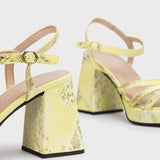 Zbliżenie na detale sandałów Wonders – fakturowana skóra i regulowane paski.