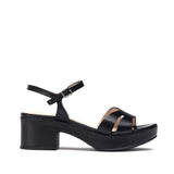 Czarne sandały Wonders na obcasie typu klocek, skórzane – widok z boku.