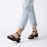 Stylowe sandały Wonders w codziennej stylizacji, czarne paski i stabilny obcas.