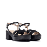 Sandały Wonders ELARA – czarne, skórzane, na obcasie, widok pod kątem.