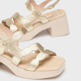 Letnie sandały Wonders na obcasie – złoty połysk i subtelne paski dodające lekkości, zbliżenie.