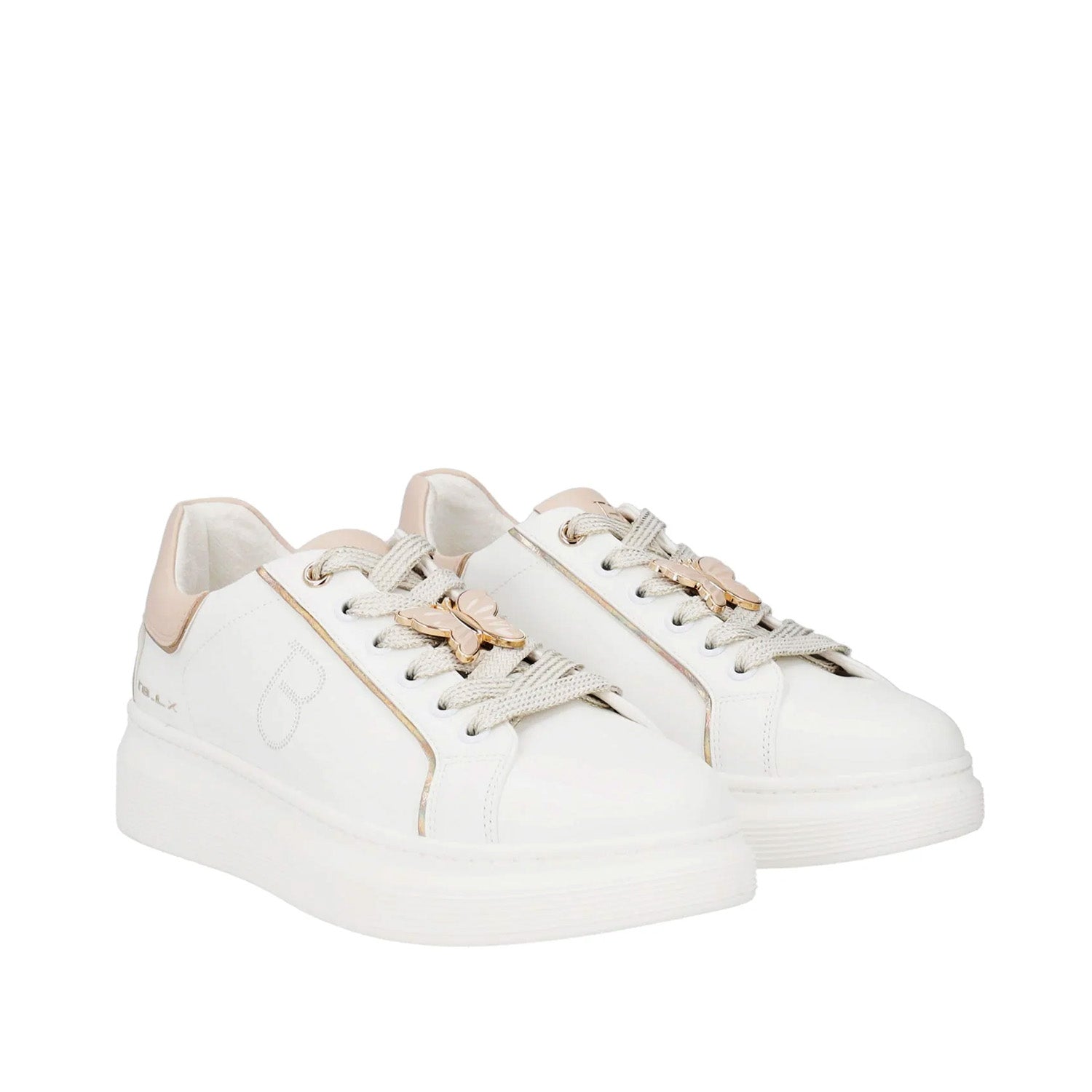 Białe sneakersy Tosca Blu z ozdobnymi motylami na sznurówkach, widok pod kątem.