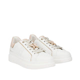 Białe sneakersy Tosca Blu z ozdobnymi motylami na sznurówkach, widok pod kątem.