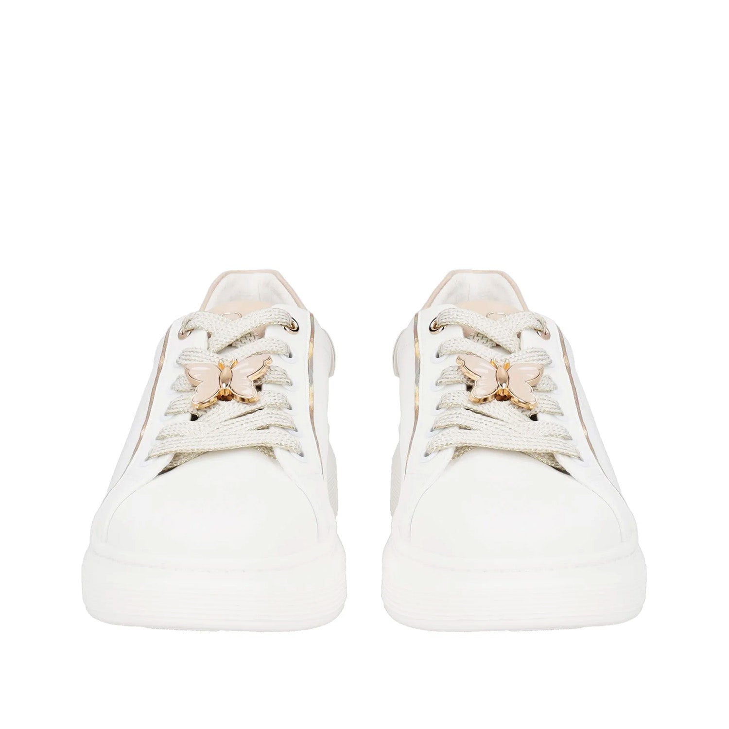 Białe sneakersy Tosca Blu z motylem i innymi akcentami, widok z przodu.