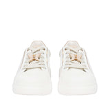 Białe sneakersy Tosca Blu z motylem i innymi akcentami, widok z przodu.