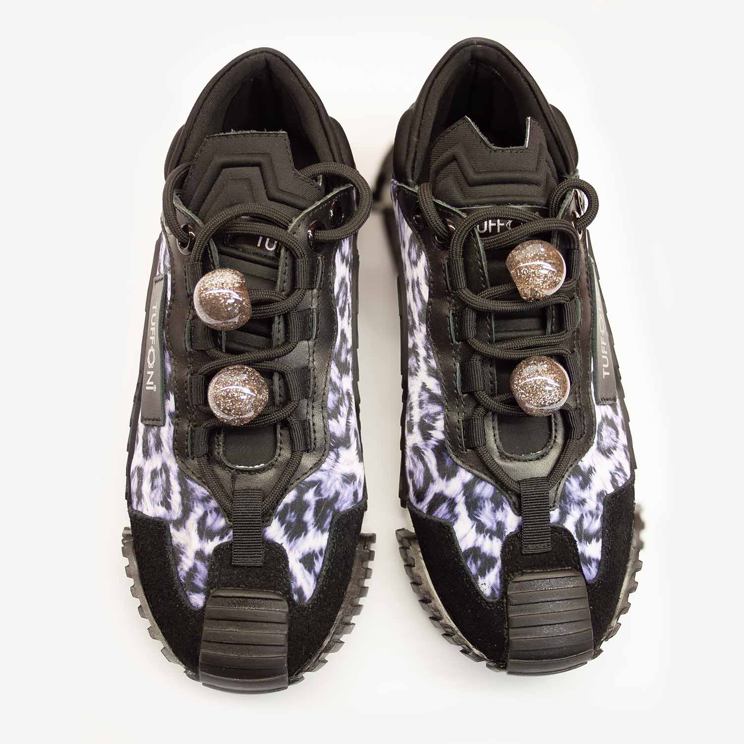 Sneakersy Tuffoni z naturalnego zamszu w odcieniach fioletu i czerni, z dynamiczną podeszwą i zwierzęcym printem, ujęcie z góry