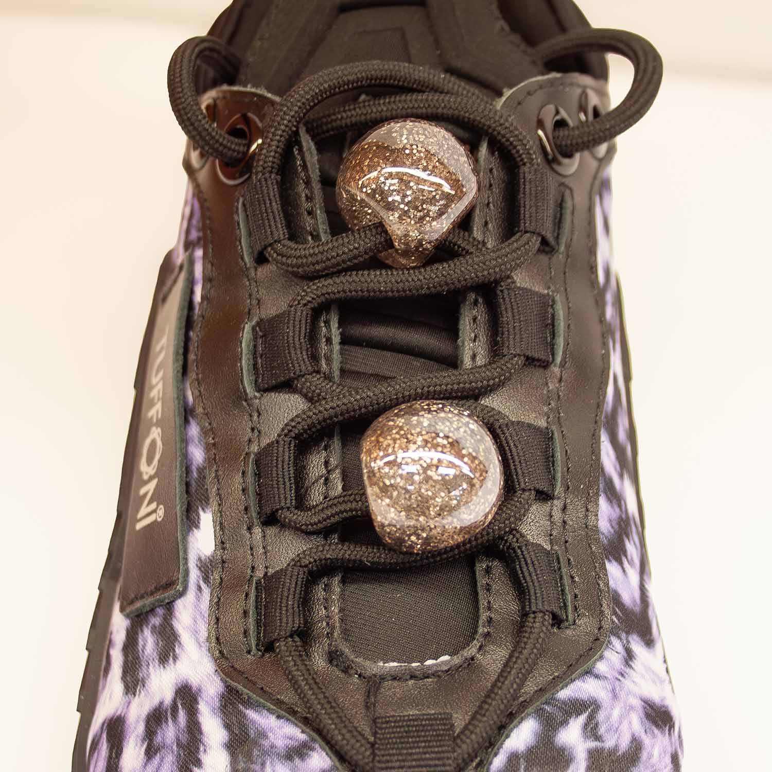 Sneakersy Tuffoni zblizenie na zamszową cholewką i sznurowadła.