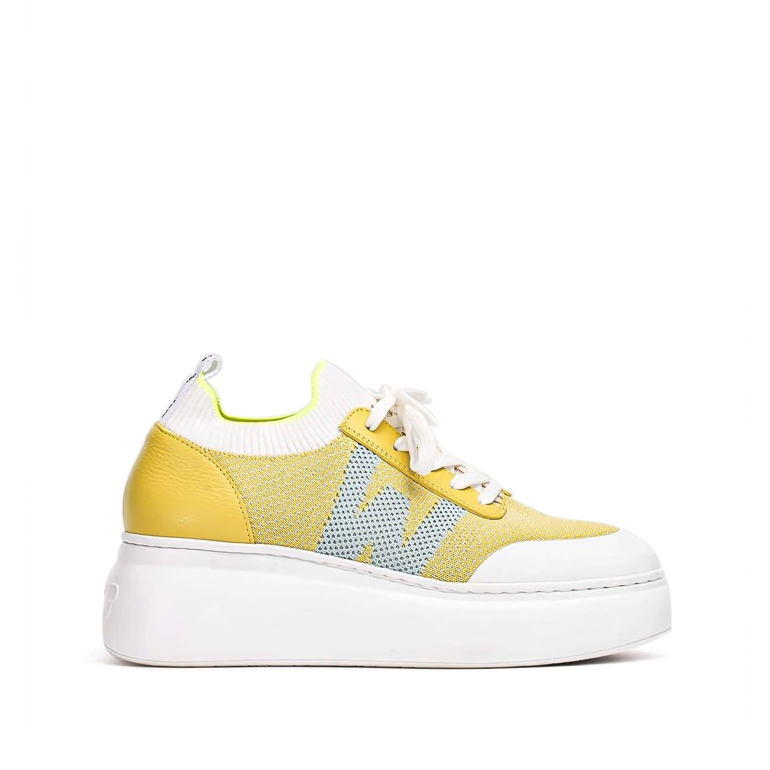 Żółte sneakersy Wonders sportowe na platformie, widok z boku.