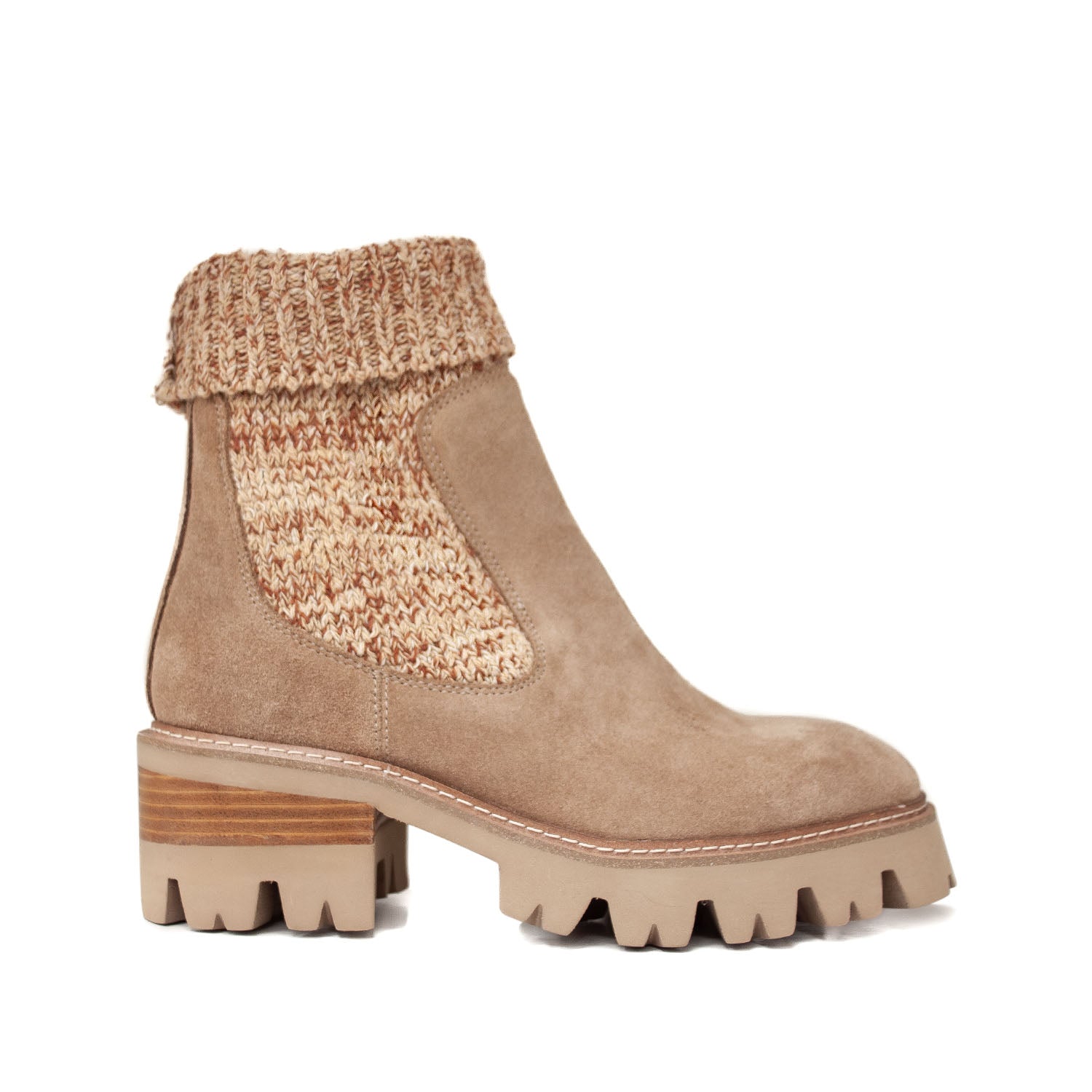 Botki Alma En Pena – beżowe, zamszowe, ze skarpetą - widok z boku.