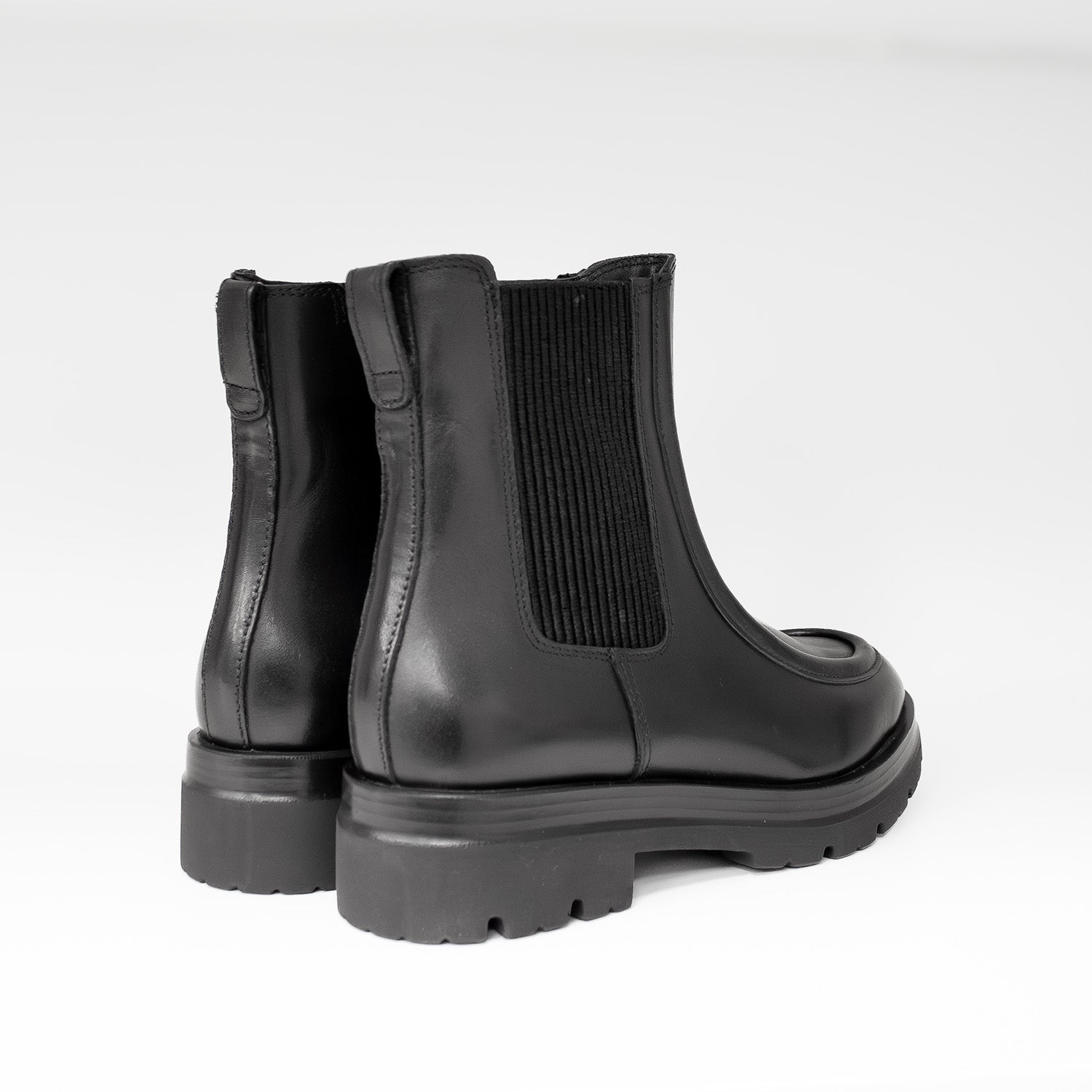 Włoskie Botki Igi&Co – czarne, skórzane, na platformie - widok z tyłu.