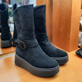 Włoskie Botki Igi&Co ze skóry naturalnej – czarne, zamszowe, na platformie - widok w sklepie.