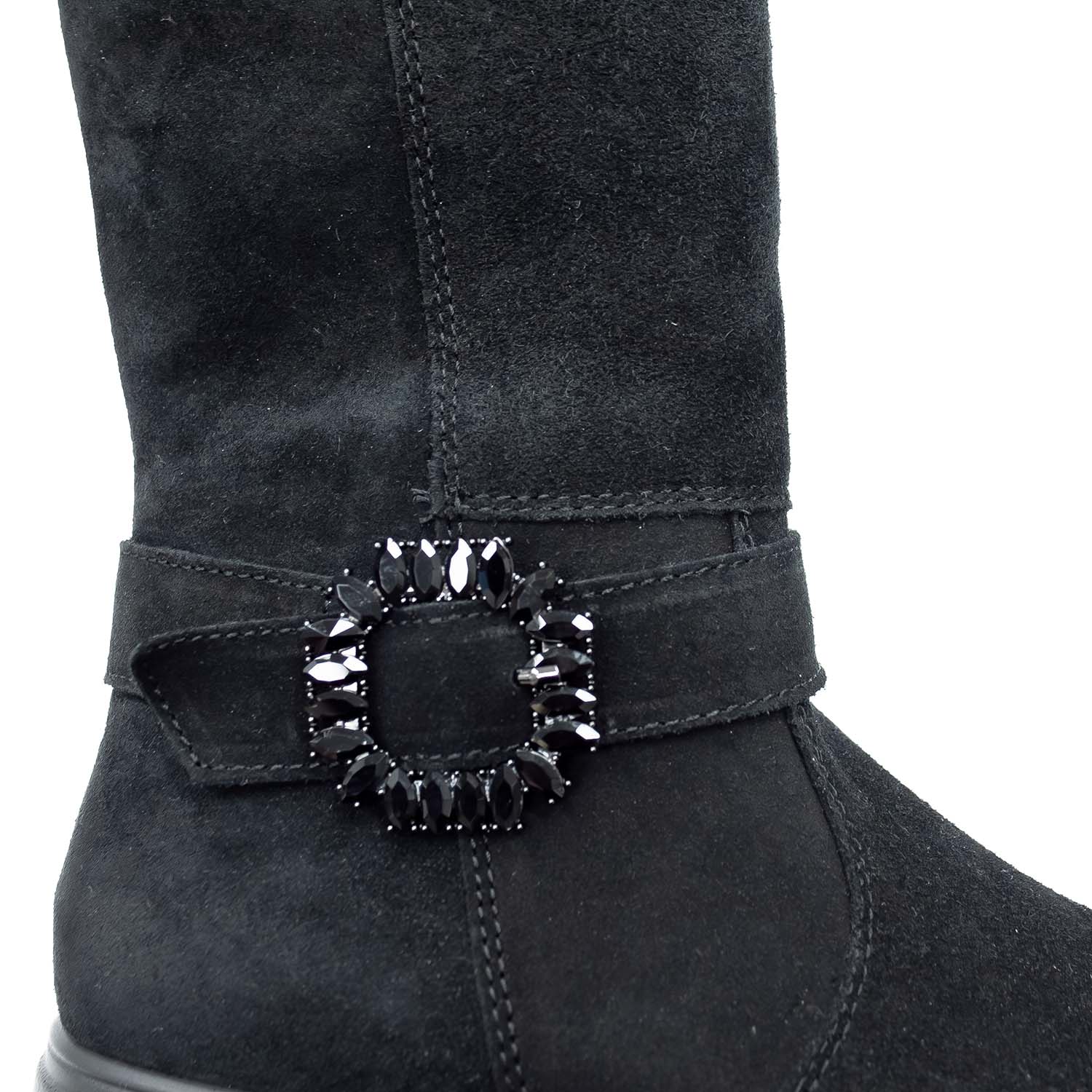 Włoskie Botki Igi&Co ze skóry naturalnej – czarne, zamszowe, na platformie - zbliżenie na klamrę.