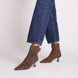 Włoskie botki Tosca Blu – brązowe, zamszowe, na obcasie typu kaczuszka - widok z modelką.