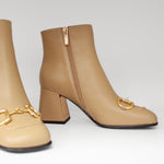 Botki Tuffoni – beżowe, skórzane, na obcasie - widok ukazujący zapięcie na zamek.