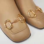 Botki Tuffoni – beżowe, skórzane, na obcasie - zbliżenie na noski.