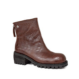 Botki Tuffoni – brązowe, skórzane, z tłoczonej skóry, na obcasie z bieżnikiem - widok pod kątem.