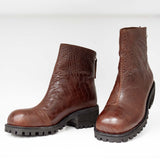 Botki Tuffoni – brązowe, skórzane, z tłoczonej skóry, na obcasie z bieżnikiem - widok z przodu.