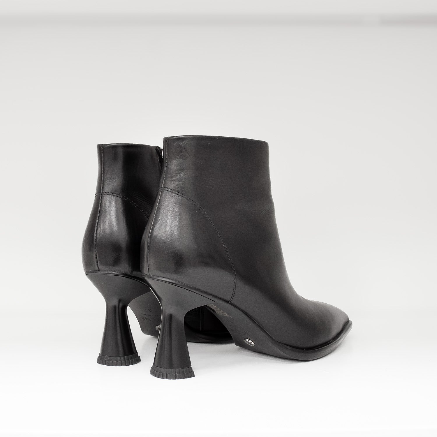 Botki włoskiej marki Tuffoni – na obcasie kieliszkowym, czarne, skóra naturalna - widok z tyłu.