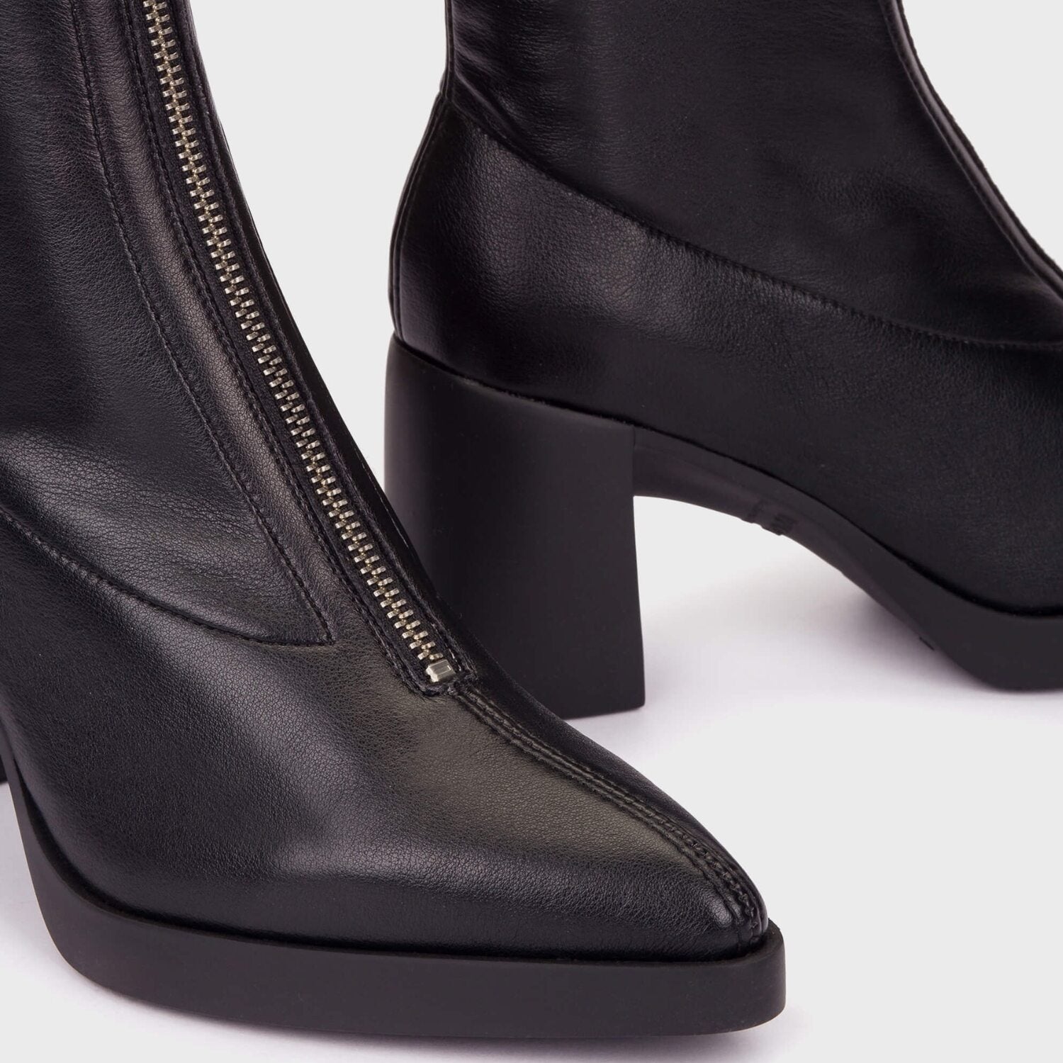 Botki Wonders – czarne, eleganckie, z zamkiem - zbliżenie