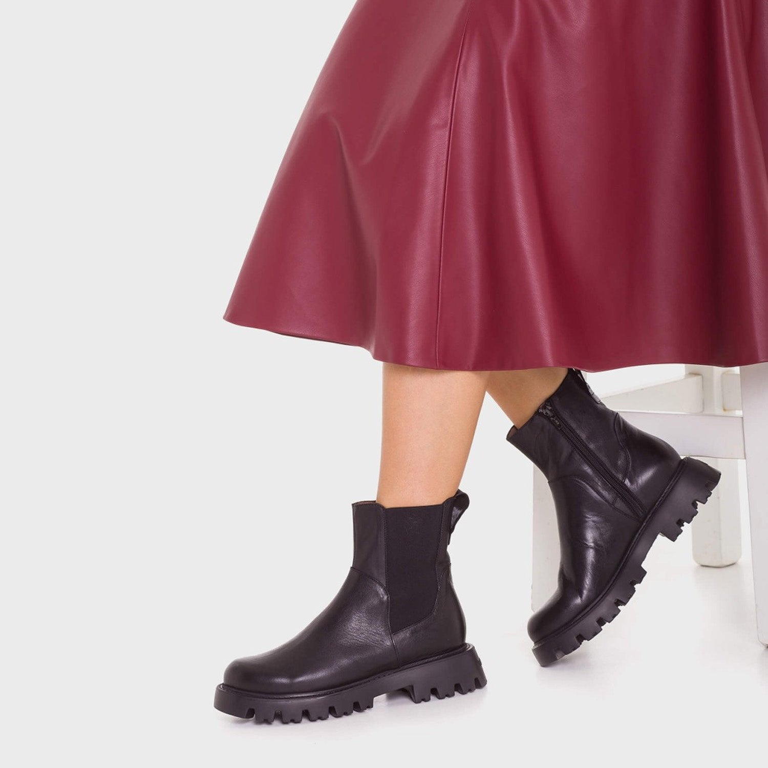 Botki Wonders – czarne, skórzane, hiszpańskie - widok z modelką w bordowej spódnicy.