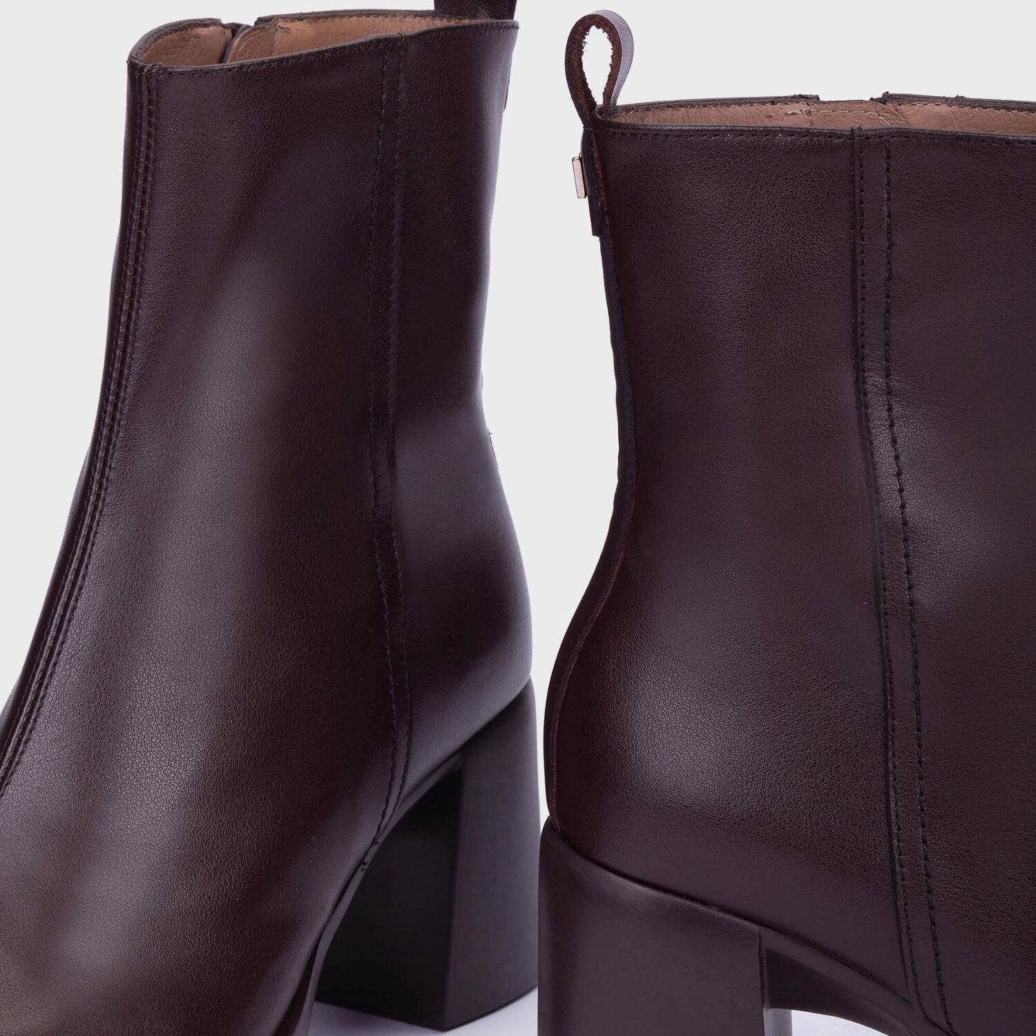 Botki Wonders – skórzane, brązowe, eleganckie - zbliżenie
