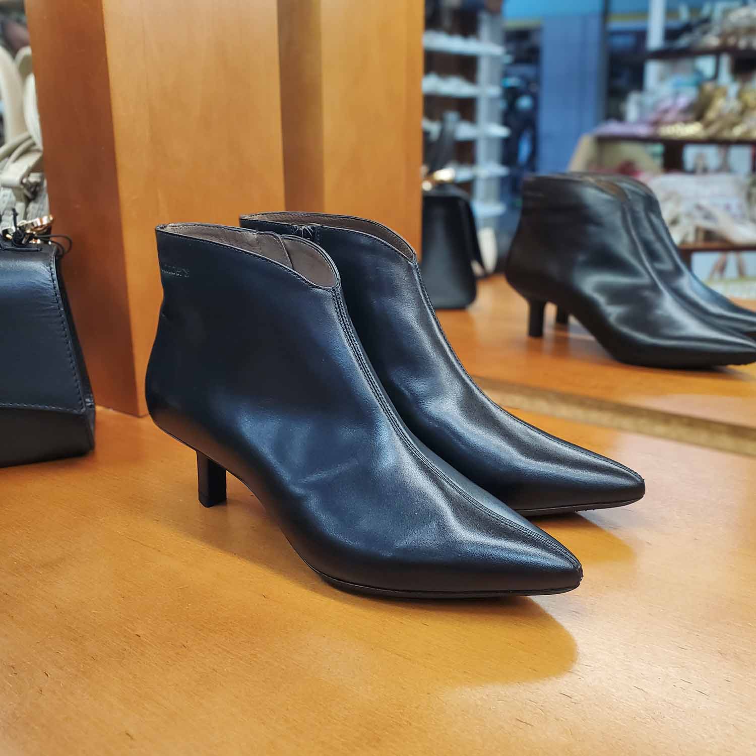 Botki Wonders – skórzane, na szpilce, kaczuszka - widok botków w sklepie.