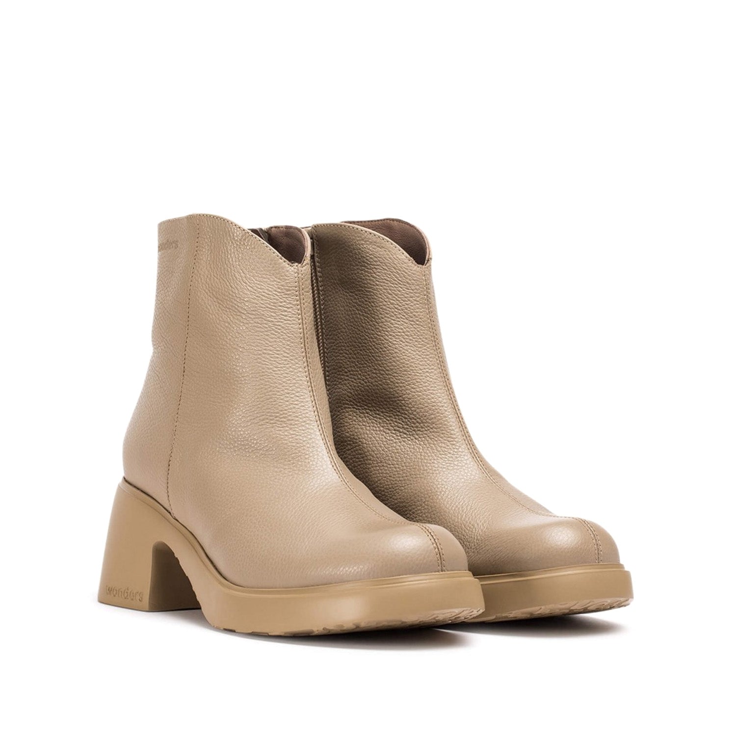 Botki Wonders FLYTRES – taupe, skóra naturalna, na obcasie - widok pod kątem.