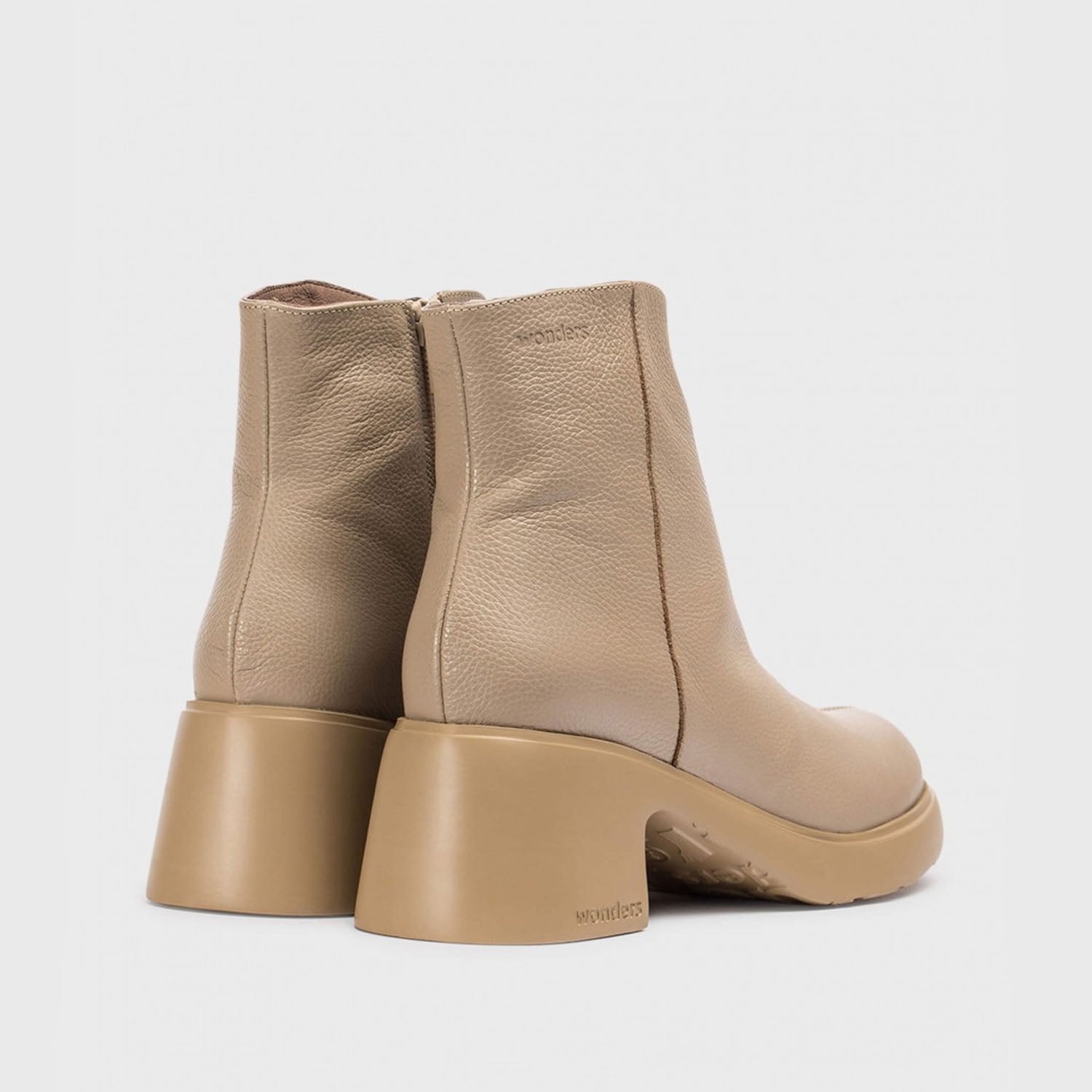 Botki Wonders FLYTRES – taupe, skóra naturalna, na obcasie - widok z tyłu.
