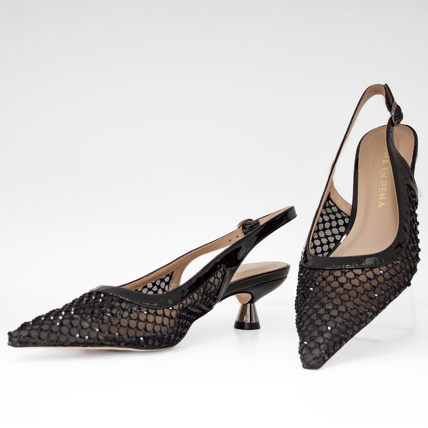 Czółenka Alma En Pena – czarne, bez pięty, na obcasie kieliszek ze skóry naturalnej oraz siateczki  - widok z przodu.