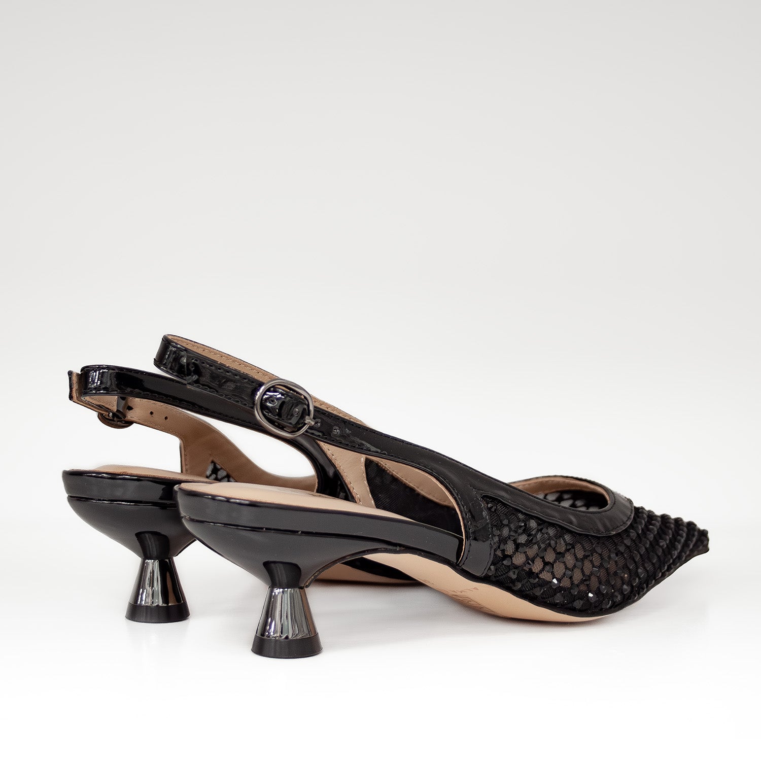 Czółenka Alma En Pena – czarne, bez pięty, na obcasie kieliszek ze skóry naturalnej oraz siateczki  - widok z tyłu.