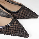 Czółenka Alma En Pena – czarne, bez pięty, na obcasie kieliszek ze skóry naturalnej oraz siateczki  - zbliżenie.