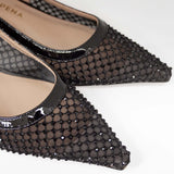 Czółenka Alma En Pena – czarne, bez pięty, na obcasie kieliszek ze skóry naturalnej oraz siateczki  - zbliżenie.