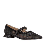 Czarne czółenka na niskim obcasie hiszpańskiej marki Alma En Pena ze skóry naturalnej i siateczki zdobione kryształami oraz paskiem - widok pod kątem.