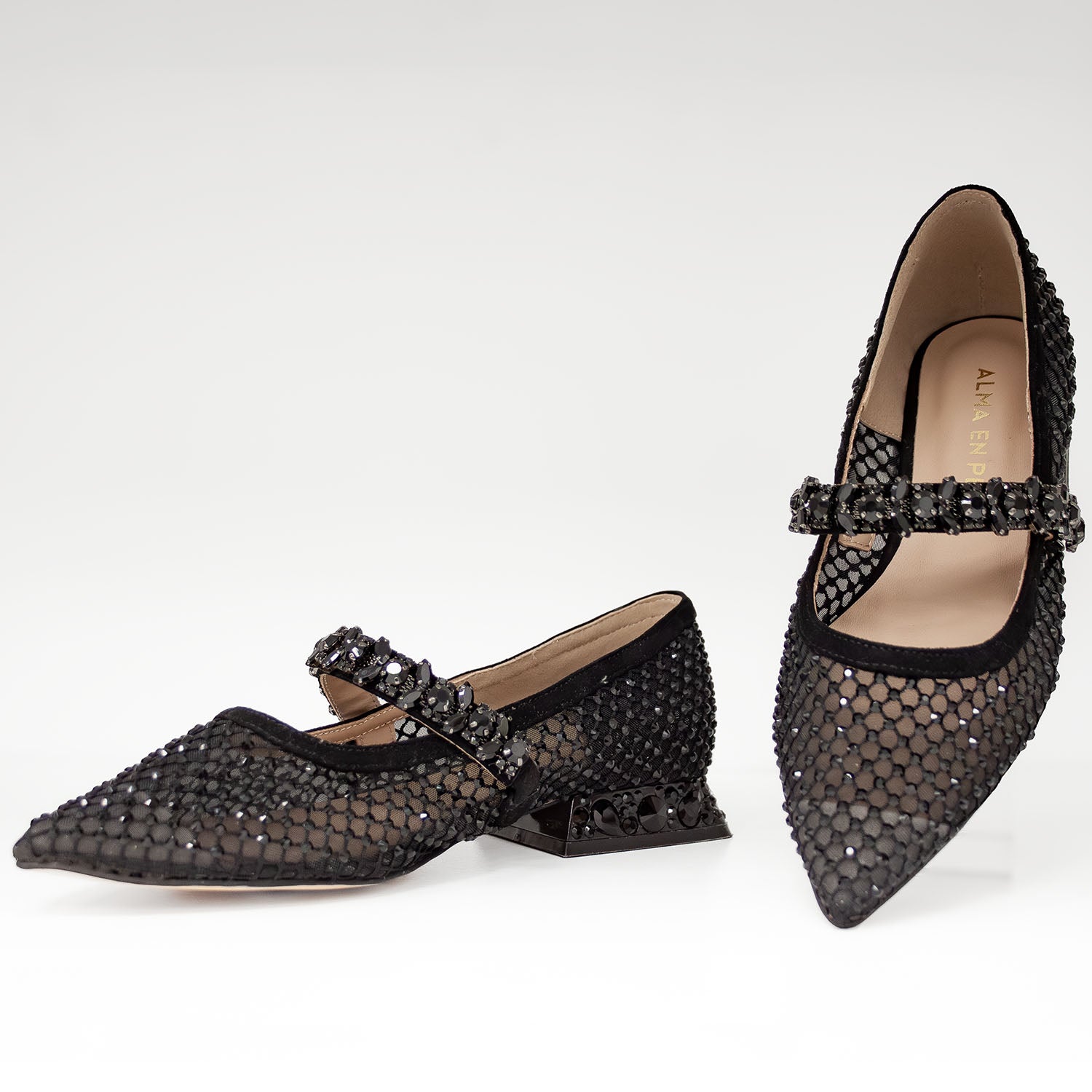 Czarne czółenka na niskim obcasie hiszpańskiej marki Alma En Pena ze skóry naturalnej i siateczki zdobione kryształami oraz paskiem - widok z przodu.