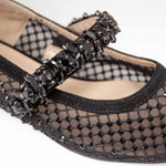 Czarne czółenka na niskim obcasie hiszpańskiej marki Alma En Pena ze skóry naturalnej i siateczki zdobione kryształami oraz paskiem - zbliżenie.