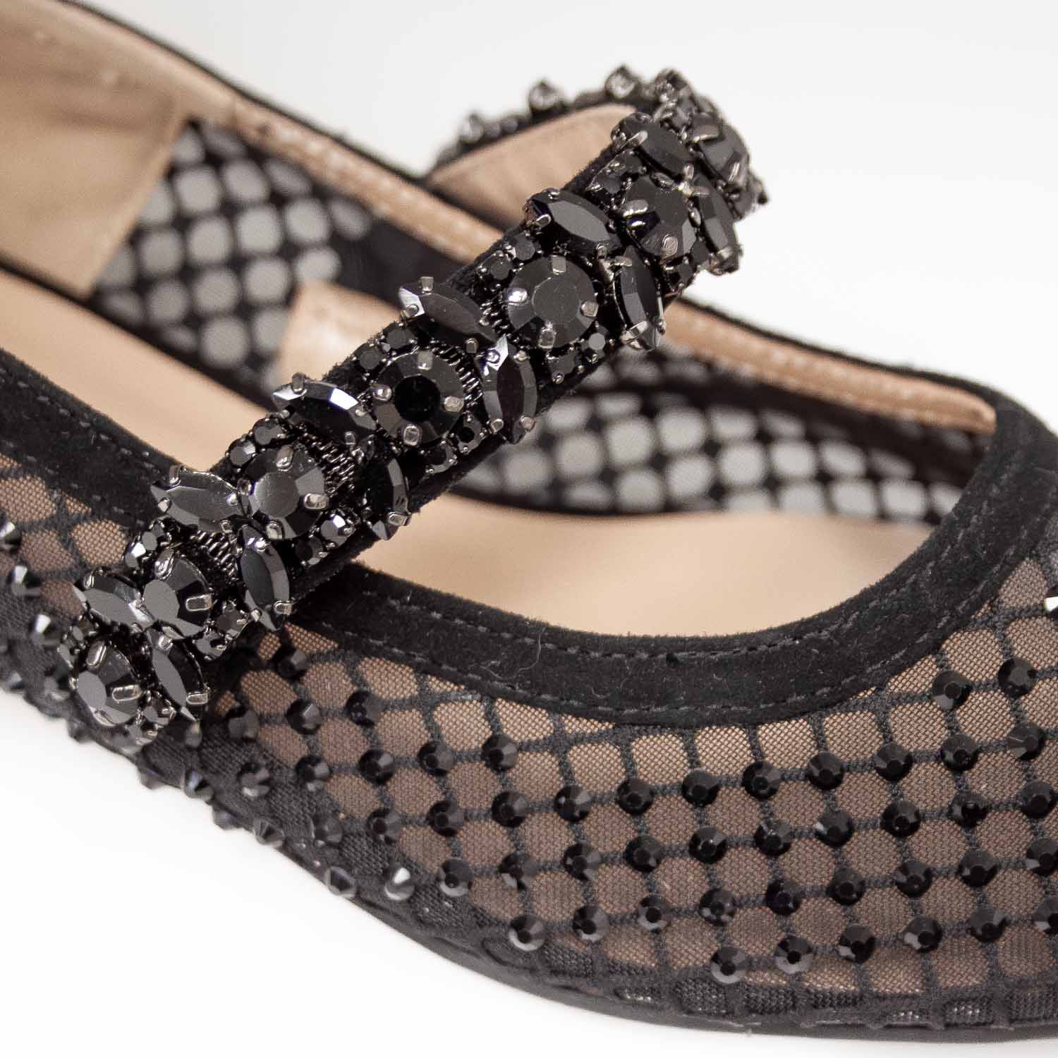 Czarne czółenka na niskim obcasie hiszpańskiej marki Alma En Pena ze skóry naturalnej i siateczki zdobione kryształami oraz paskiem - zbliżenie.