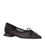 Czarne czółenka na niskim obcasie Alma En Pena z cyrkoniami, miękkią siateczką, kokardą oraz wkładką ze skóry naturalnej - widok pod kątem.