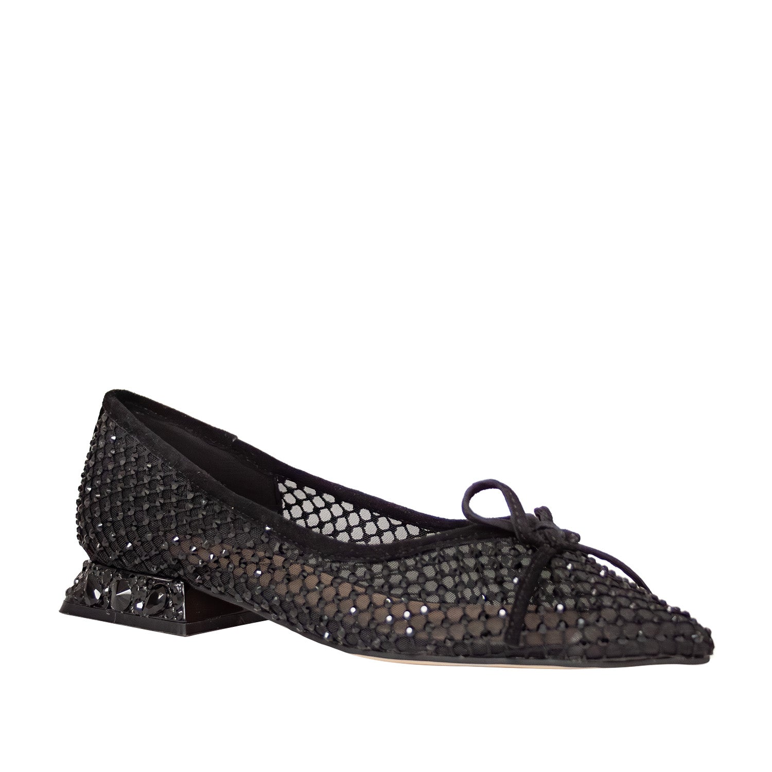 Czarne czółenka na niskim obcasie Alma En Pena z cyrkoniami, miękkią siateczką, kokardą oraz wkładką ze skóry naturalnej - widok pod kątem.