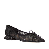 Czarne czółenka na niskim obcasie Alma En Pena z cyrkoniami, miękkią siateczką, kokardą oraz wkładką ze skóry naturalnej - widok pod kątem.