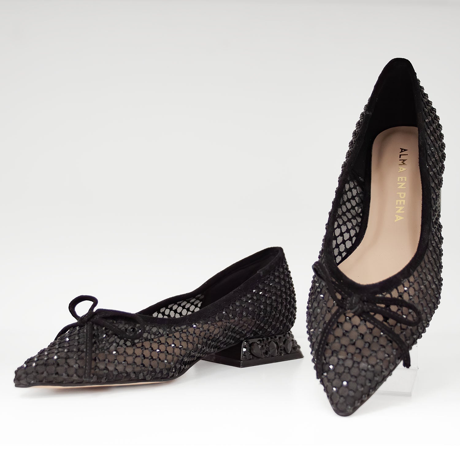 Czarne czółenka na niskim obcasie Alma En Pena z cyrkoniami, miękkią siateczką, kokardą oraz wkładką ze skóry naturalnej - widok z przodu.