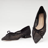 Czarne czółenka na niskim obcasie Alma En Pena z cyrkoniami, miękkią siateczką, kokardą oraz wkładką ze skóry naturalnej - widok z przodu.