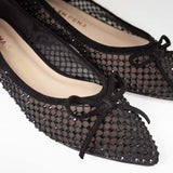 Czarne czółenka na niskim obcasie Alma En Pena z cyrkoniami, miękkią siateczką, kokardą oraz wkładką ze skóry naturalnej - widok z góry, zbliżenie na cholewkę.