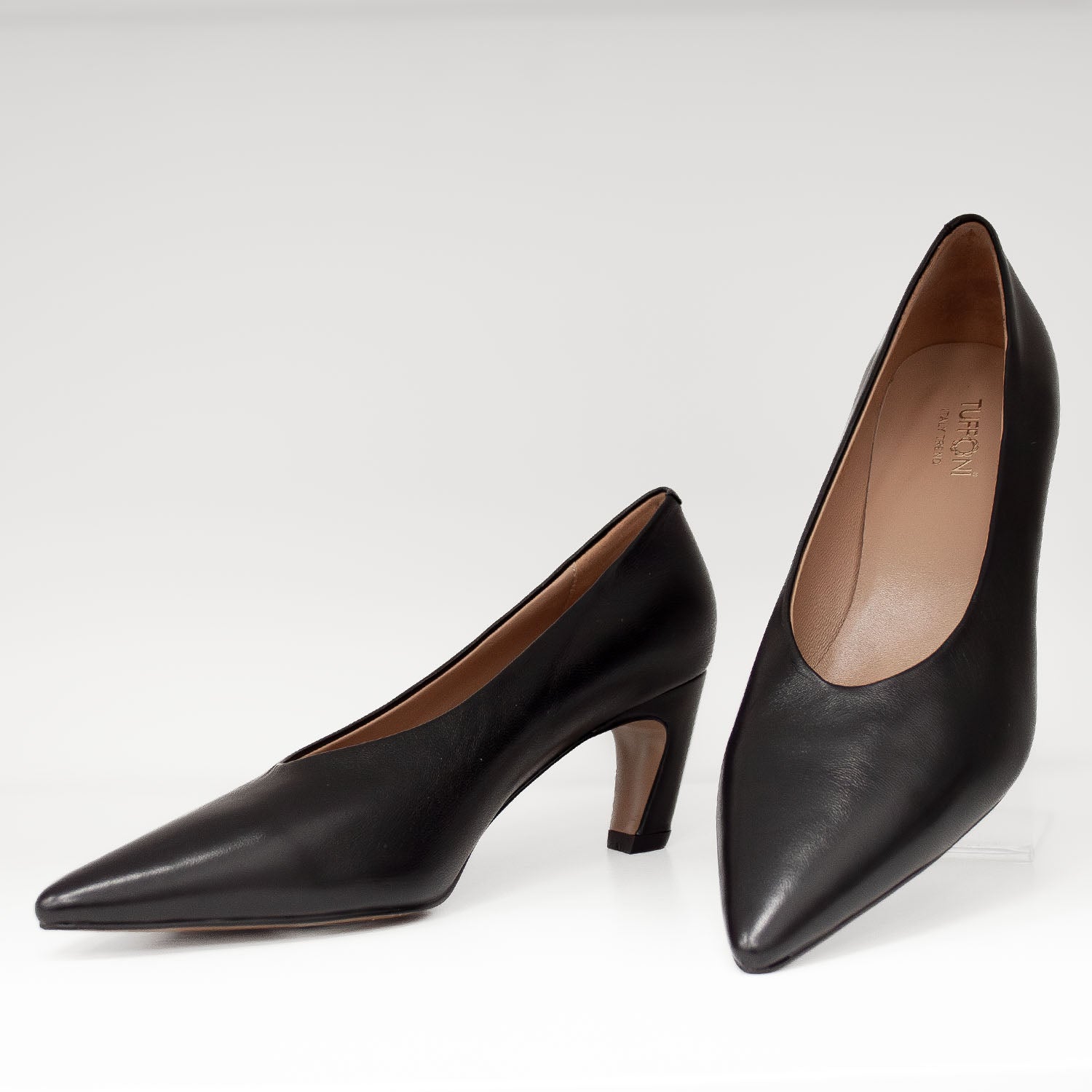 Czółenka włoskiej marki Tuffoni – czarne, skórzane, eleganckie - widok z przodu.