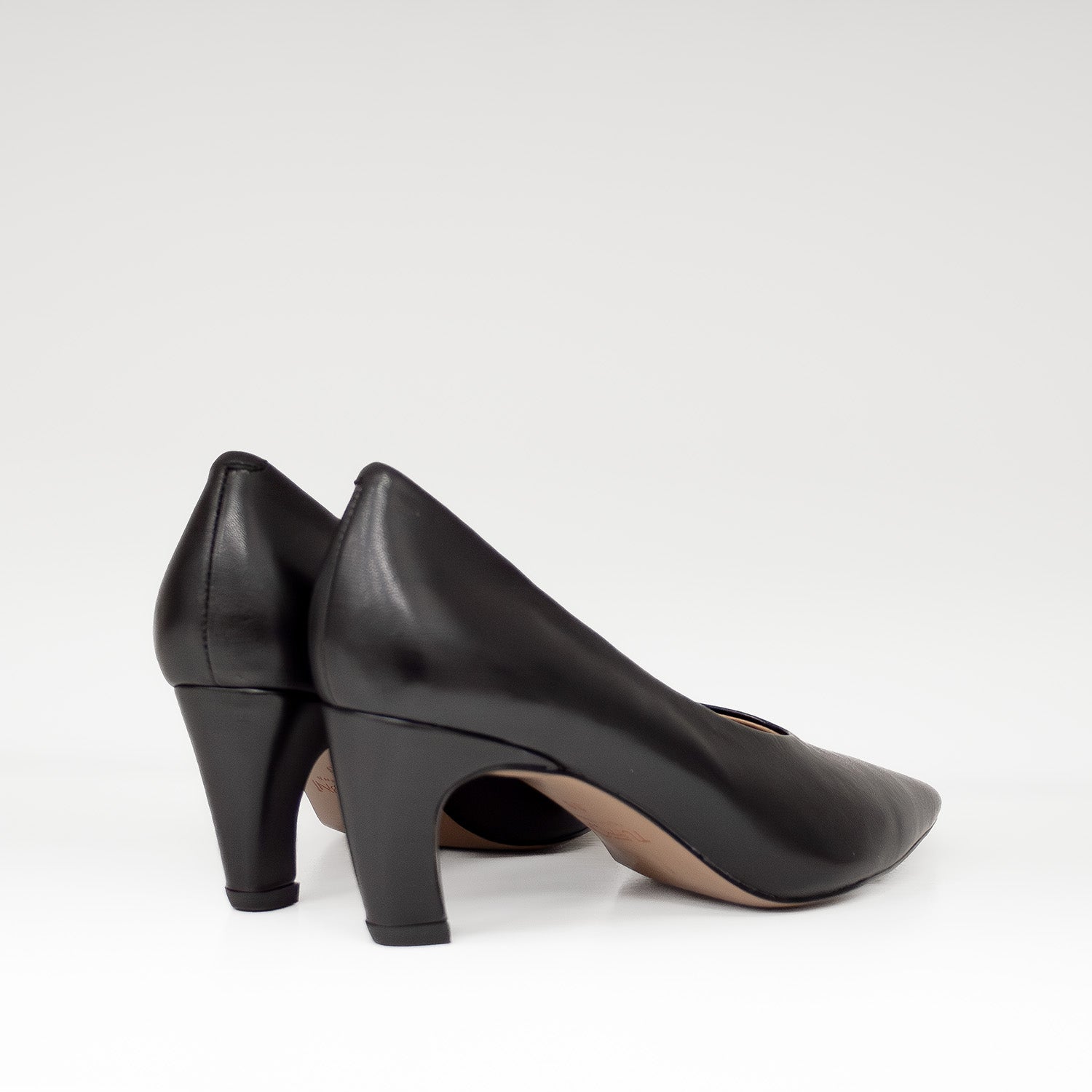 Czółenka włoskiej marki Tuffoni – czarne, skórzane, eleganckie - widok z tyłu.