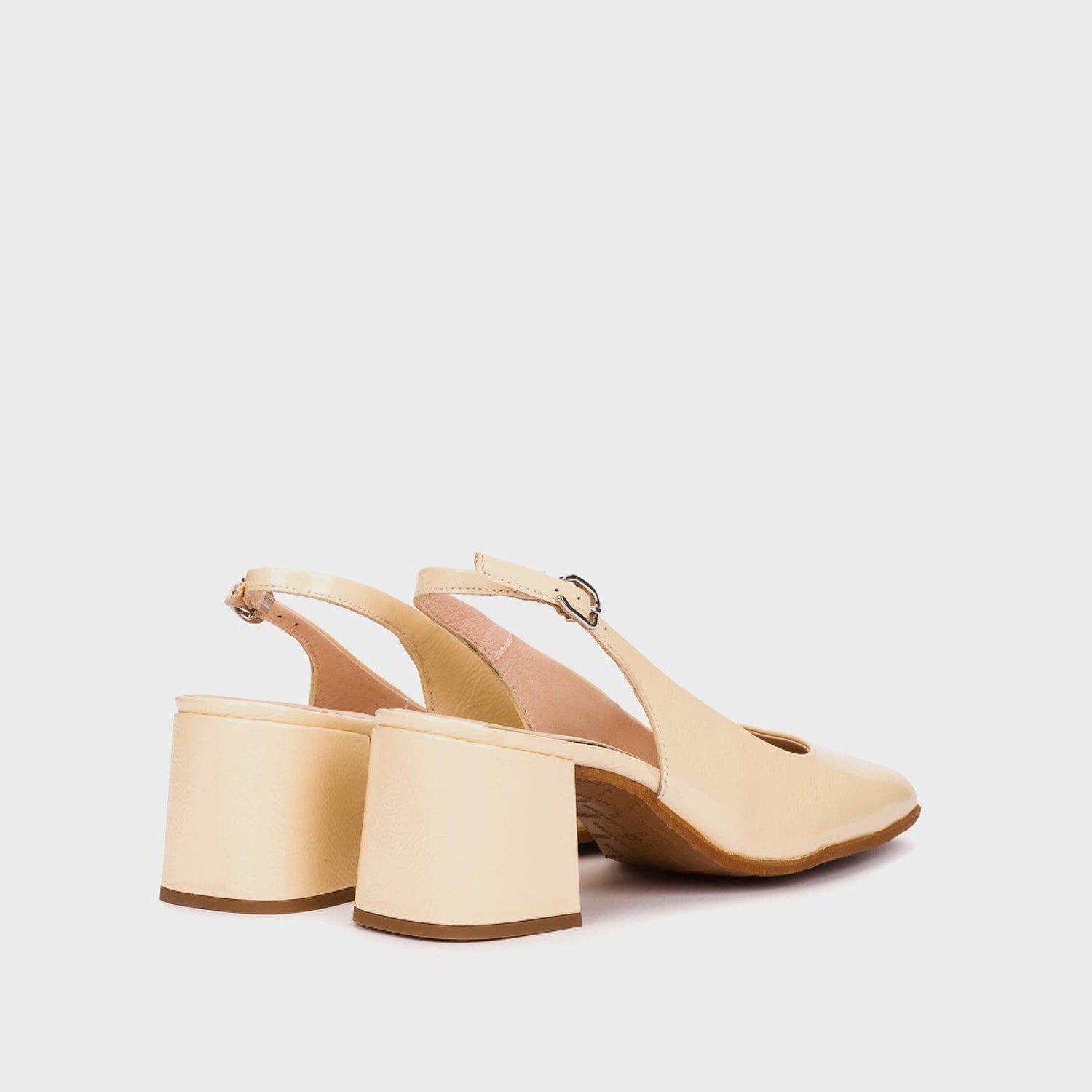Kremowe czółenka Wonders ANILA typu slingback z lakierowanej skóry naturalnej - widok z tyłu.