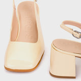 Kremowe czółenka Wonders ANILA typu slingback z lakierowanej skóry naturalnej - zbliżenie.