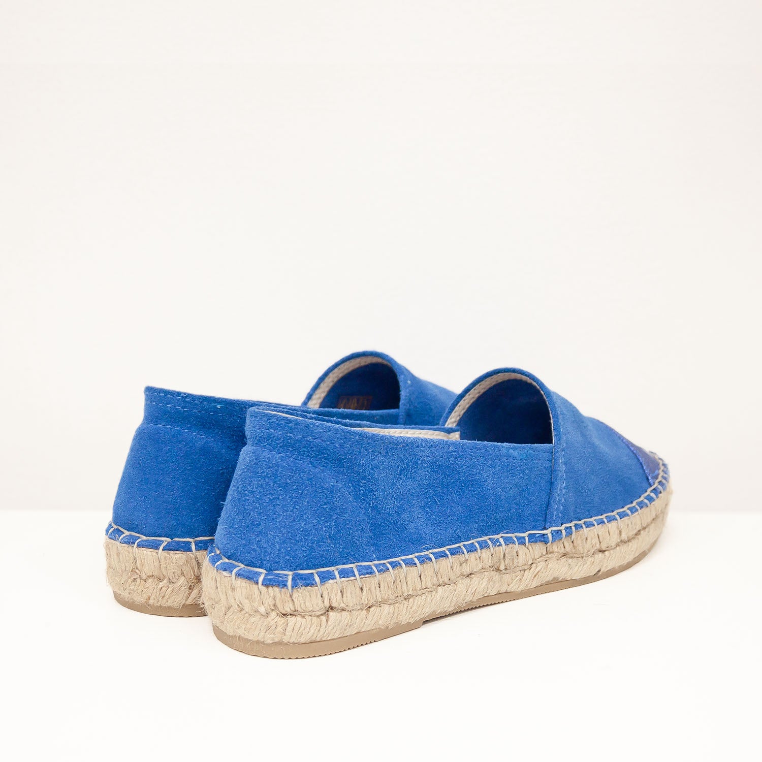 Espadryle Macarena – niebieskie, zamszowe, skórzane widziane od tyłu – widok obu butów od strony pięty, eksponujący wykończenie z plecionki i zamszową cholewkę.