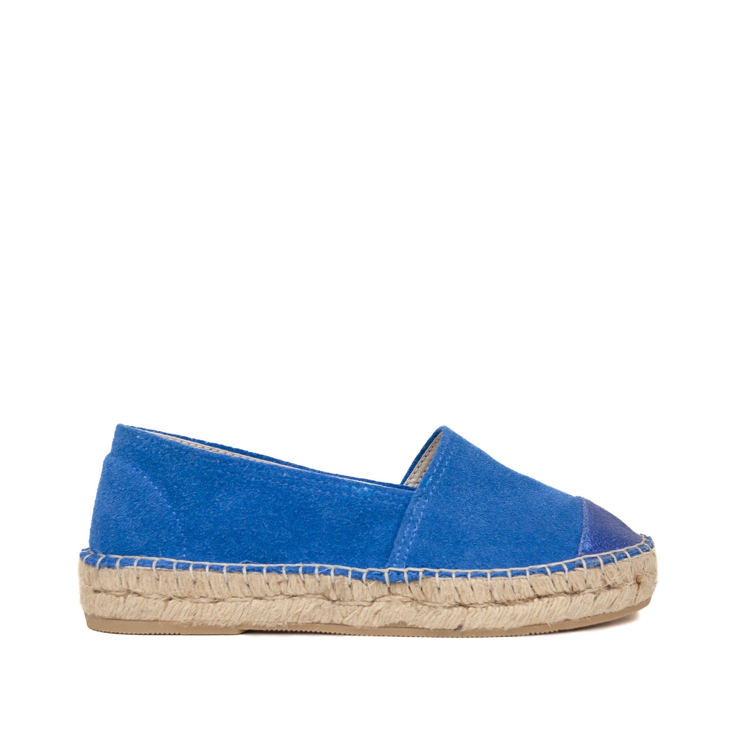Espadryle Macarena – niebieskie, zamszowe, skórzane z boku – pełen profil buta z widoczną kontrastową fakturą noska i naturalną plecionką.