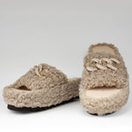 Domowe kapcie Macarena – beżowe, z futerkiem, eleganckie z cyrkoniami - widok z przodu.